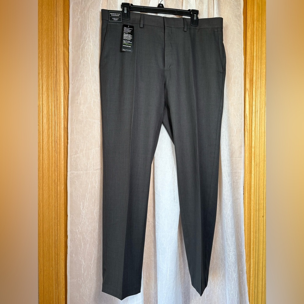 NWT Haggar Premium Comfort Dress Pant-Size: 36”W x 30”L Slim-Color: Dk. Grey